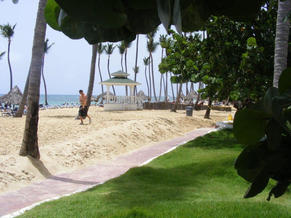 Blick vom Poolbereich zum Strand Grand Sirenis Punta Cana Resort & Aquagames