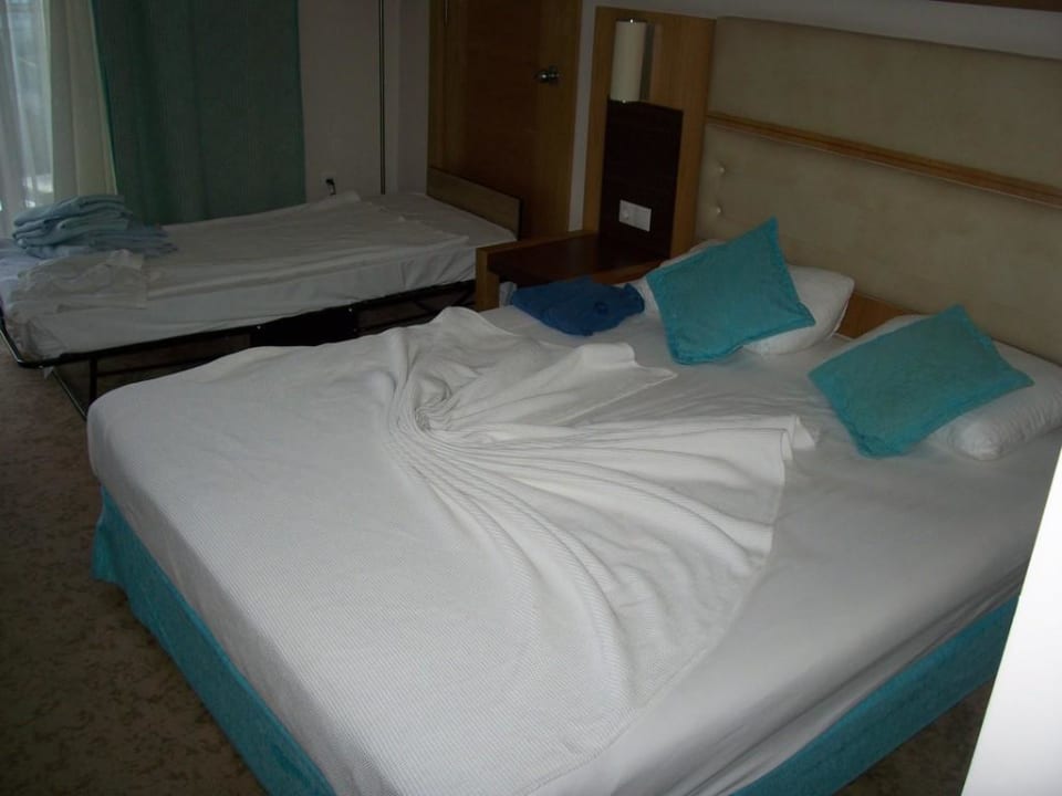 Doppelbett und Zustellbatt im Jacuzzi Zimmer Saturn Palace Resort Hotel