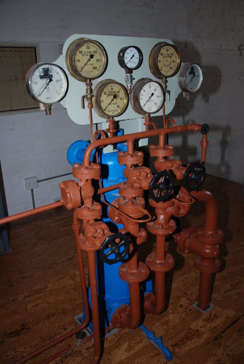 Alte Manometer Turbine Hotel & Spa