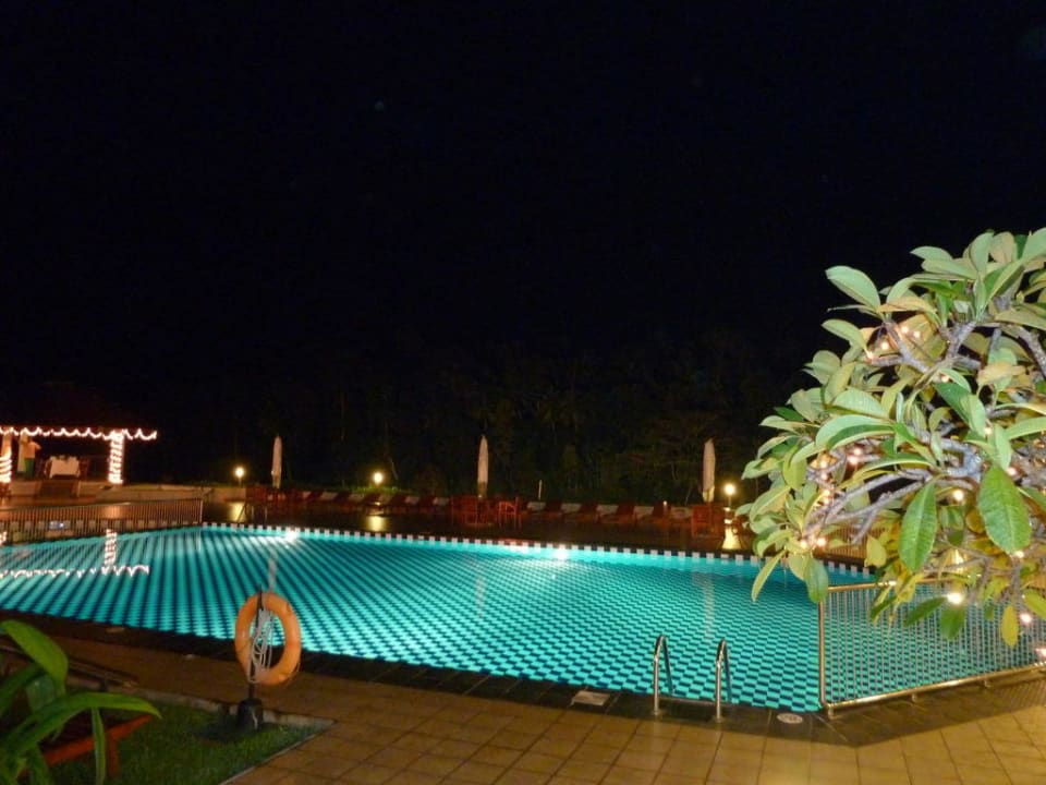 Nachtbeleuchtung am Pool Hotel Cinnamon Citadel Kandy
