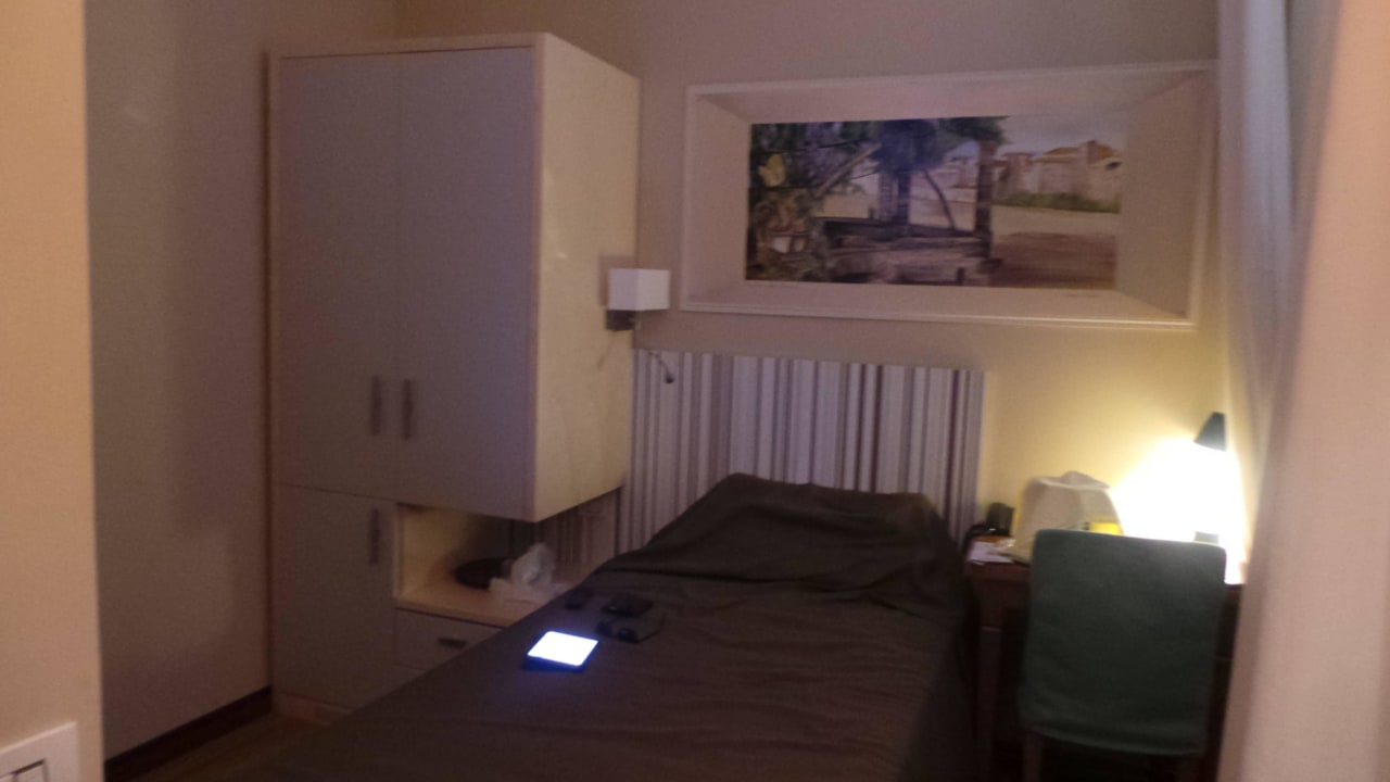 Bett mit wenig Freiraum Hotel Camelia