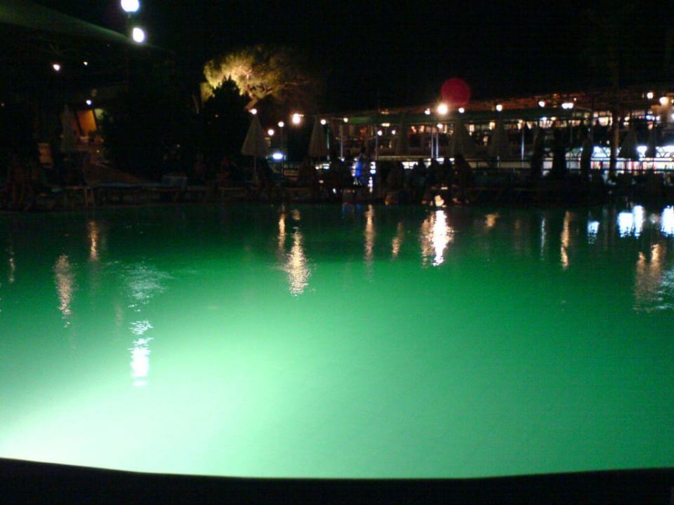 Pool bei Nacht Crystal Flora Beach Resort