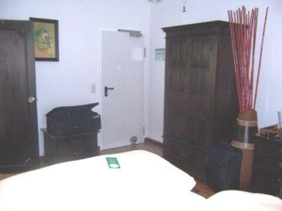 Dunkle "Teakholz"möbel Hotel Aviv Dresden