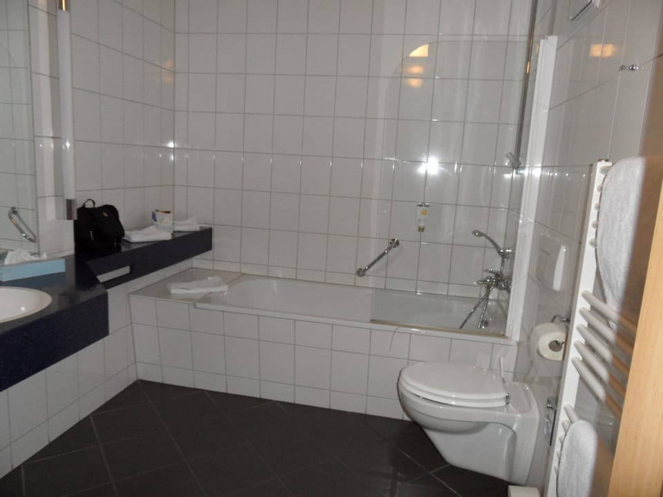 Bad mit "Riesenbadewanne" Hotel Ascot-Bristol