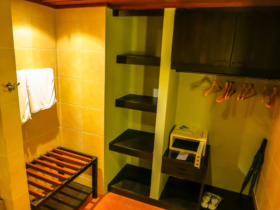 Offener Kleiderschrank und Safe Khao Lak Merlin Resort