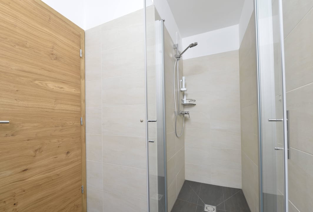 Bad mit Dusche Almhotel Kärnten