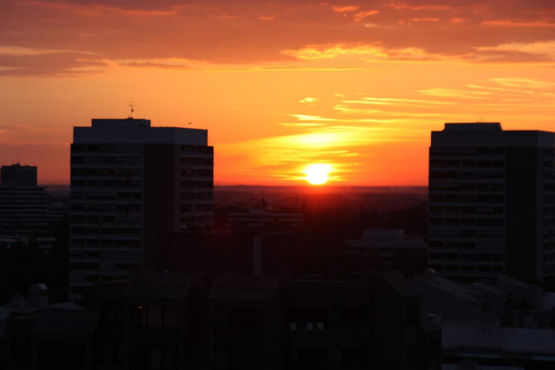 Sonnenaufgang Four Points by Sheraton Munich Arabellapark