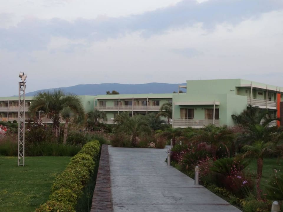 Alejki hotelowe. Blue Lagoon Resort
