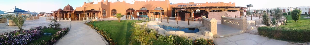 Mit Blick auf die Shop-Bereiche SUNRISE Royal Makadi Resort