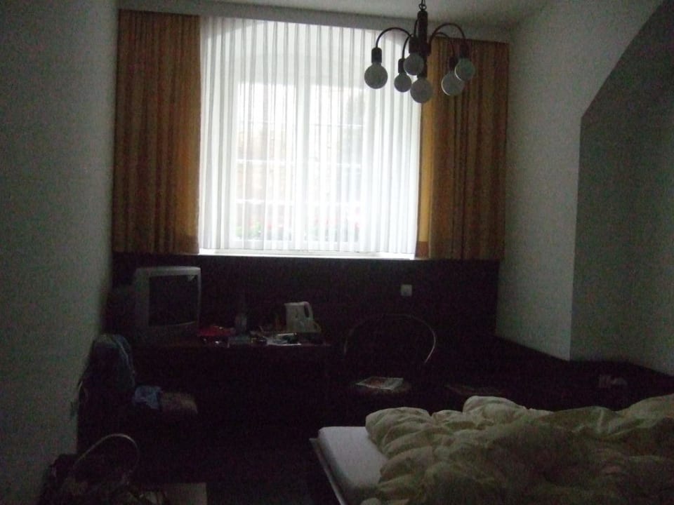 Zimmeransicht mit "hohem" Fenster Barockhotel am Dom