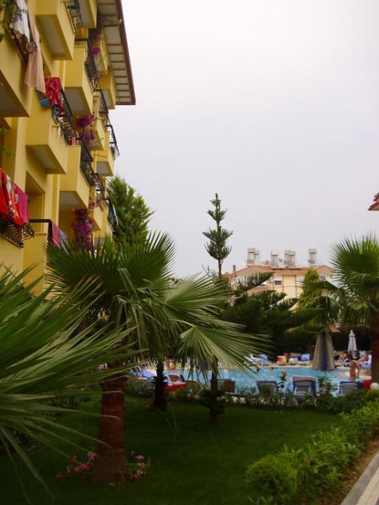 Blick auf Pool Sun City Apartments