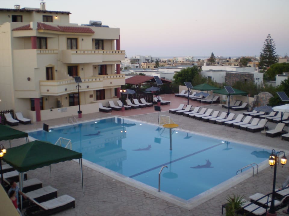 Widok z pokoju na basen St Constantin Hotel