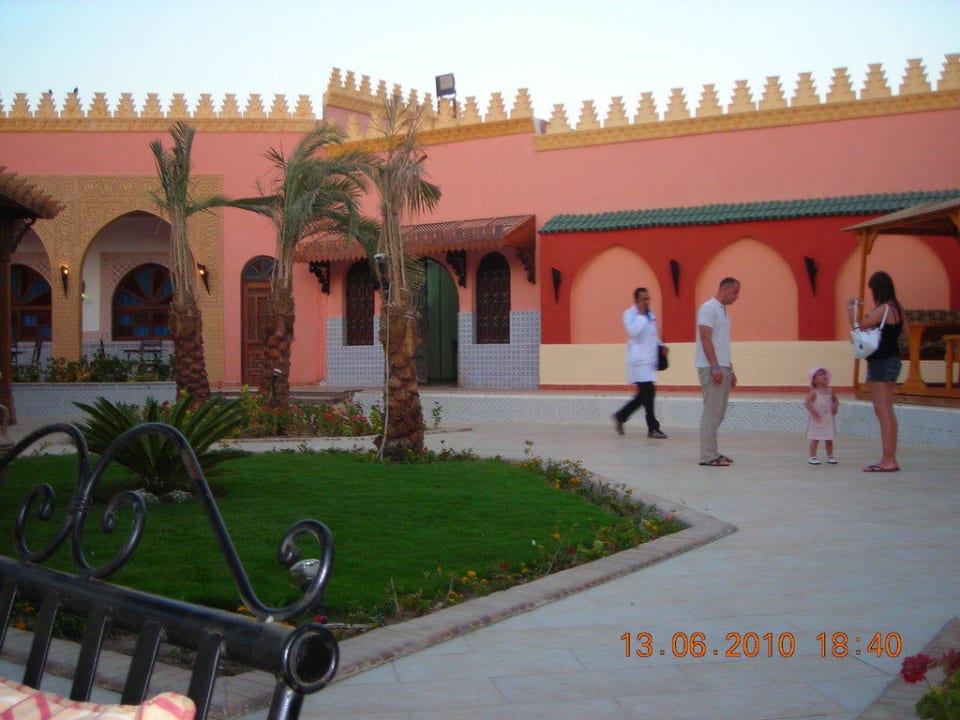 Hygiene-Mann in Weiß Pickalbatros Alf Leila Wa Leila Resort - Neverland Hurghada