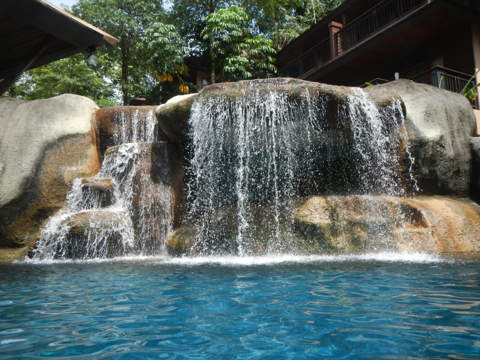 Wasserfall neben der Poolbar Khao Lak Merlin Resort