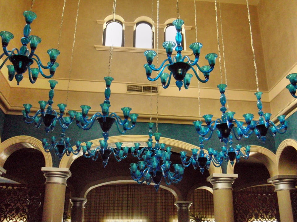 Lüster in der Lobbybar JAZ Aquamarine Resort