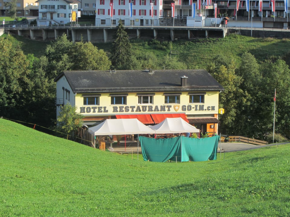 Vom grossen Parkplatz aus Hotel Go-In