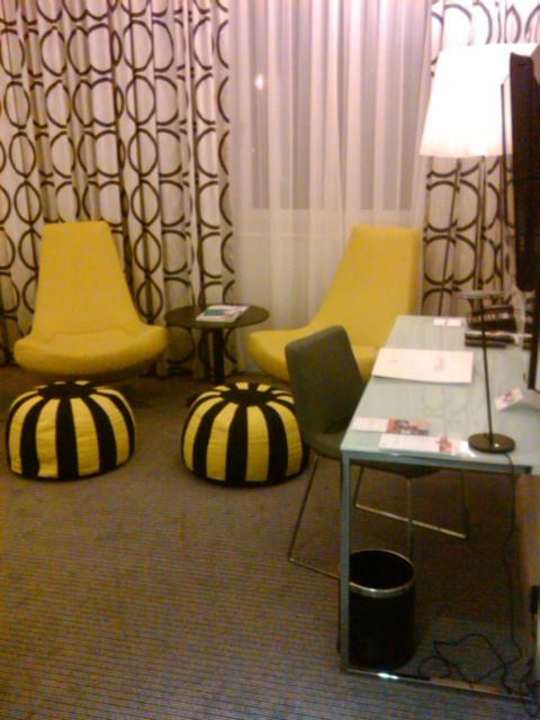 Gemütliche Sessel im Retrostyle Vienna House by Wyndham Andel's Berlin