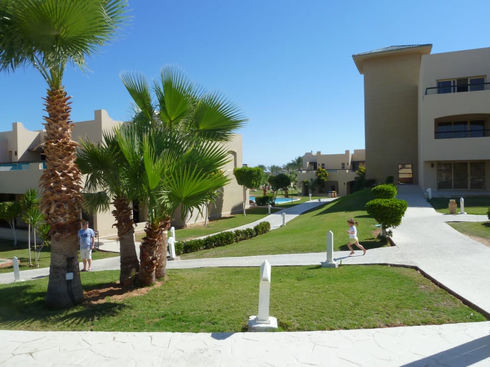 Anlage oberhalb (Blick vom Ruhe-Pool Richtung Nebengebäude) Coral Sea Holiday Village