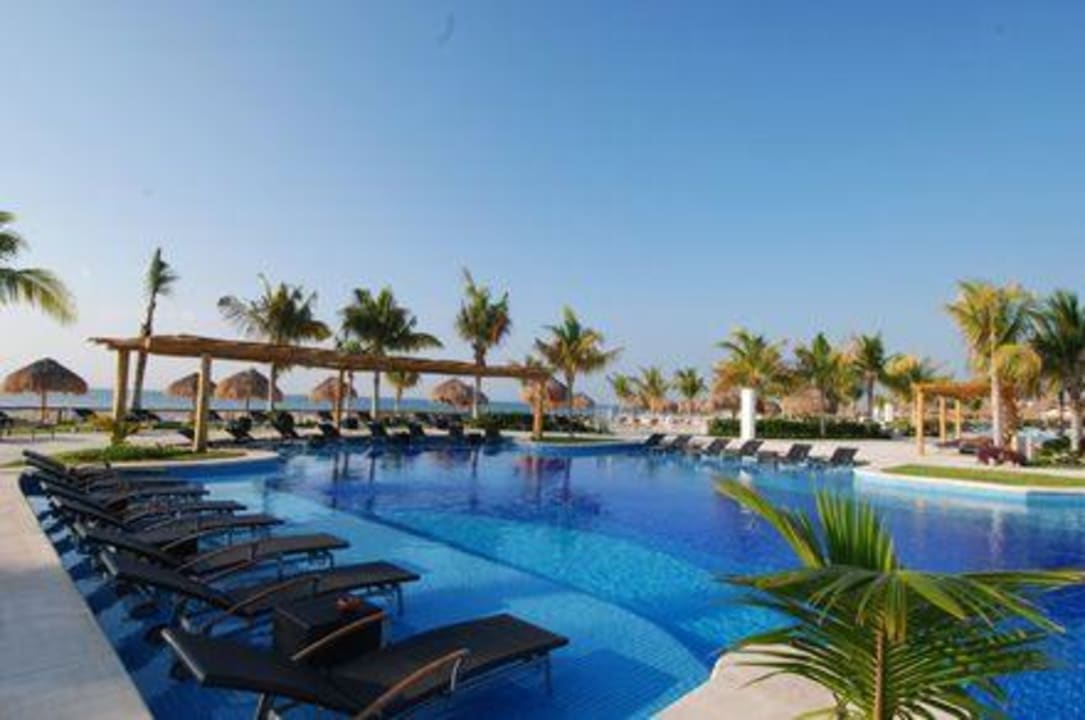 Pool facilities BlueBay Grand Esmeralda