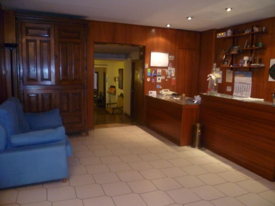 Recepción Hostal Pirineos