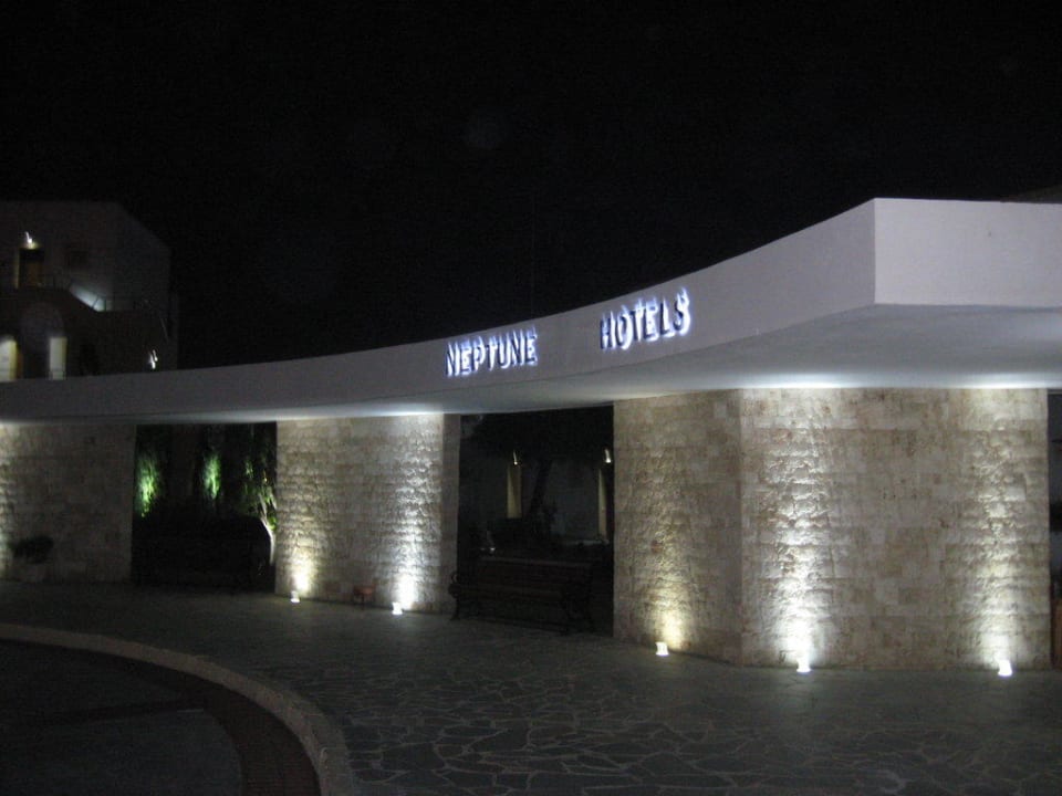 Eingang bei Nacht Neptune Luxury Resort