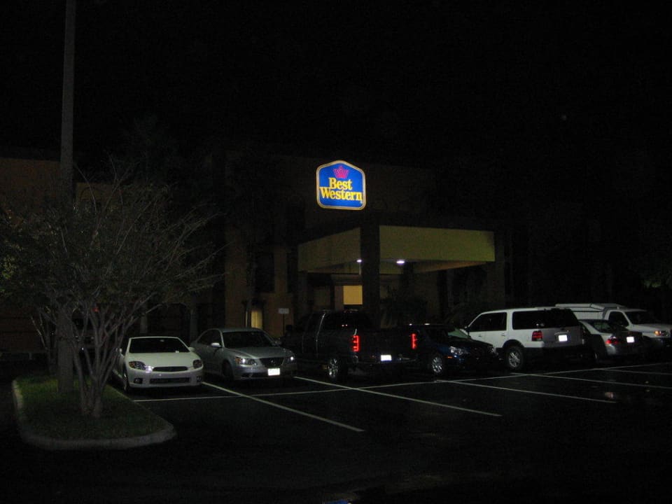 Eingang bei Nacht Best Western Plus Hotel Universal Inn