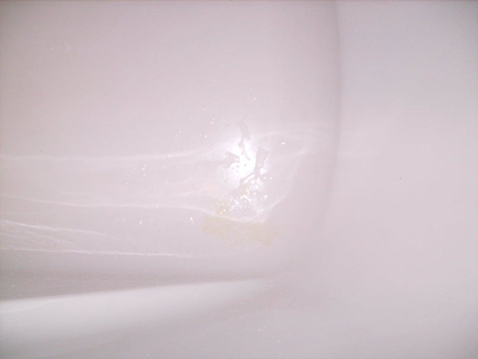 Nicht identifizierbarer Schmutz in der Badewanne Solivia Hotel