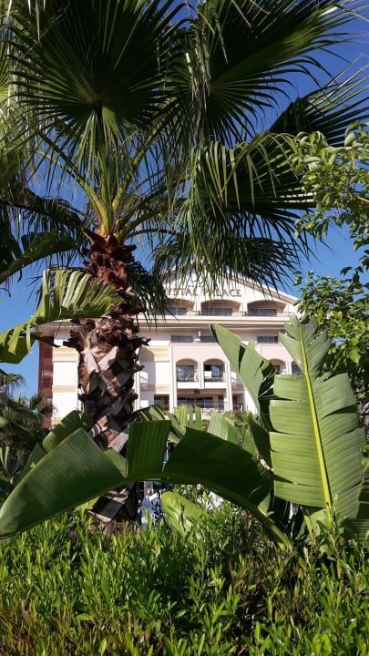 Hauptgebäude vom Garten aus Diamond Excellence Resort & Spa