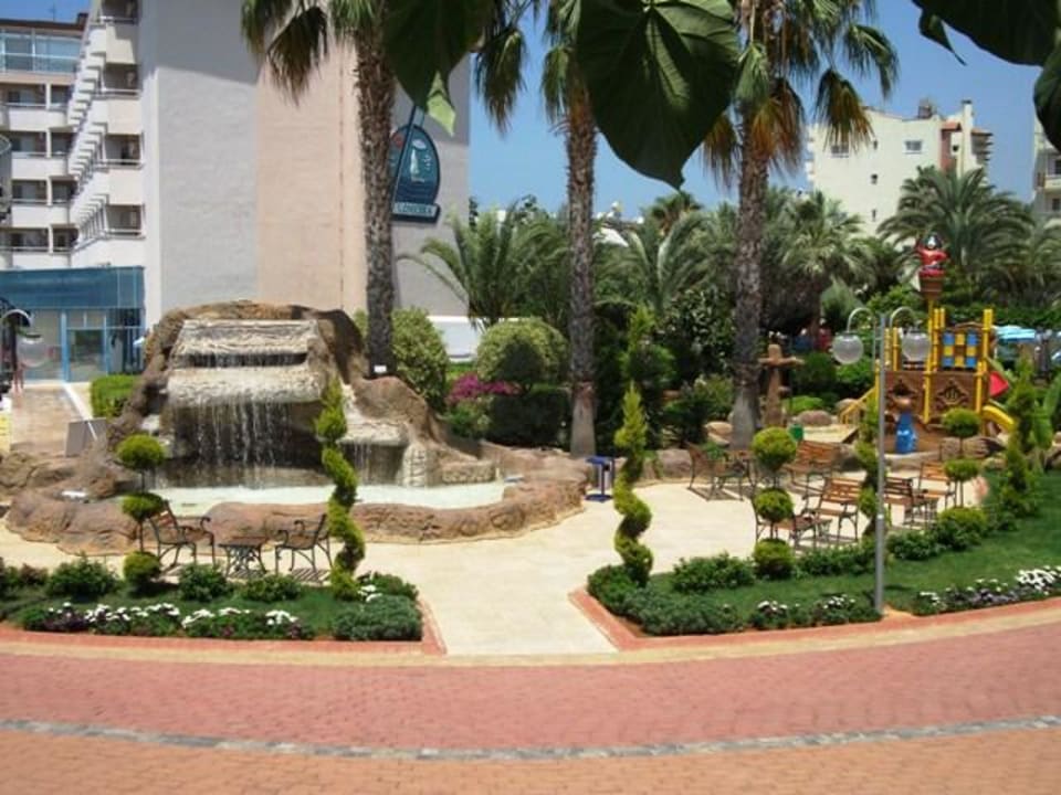 Vorplatz Lonicera Resort & Spa Hotel