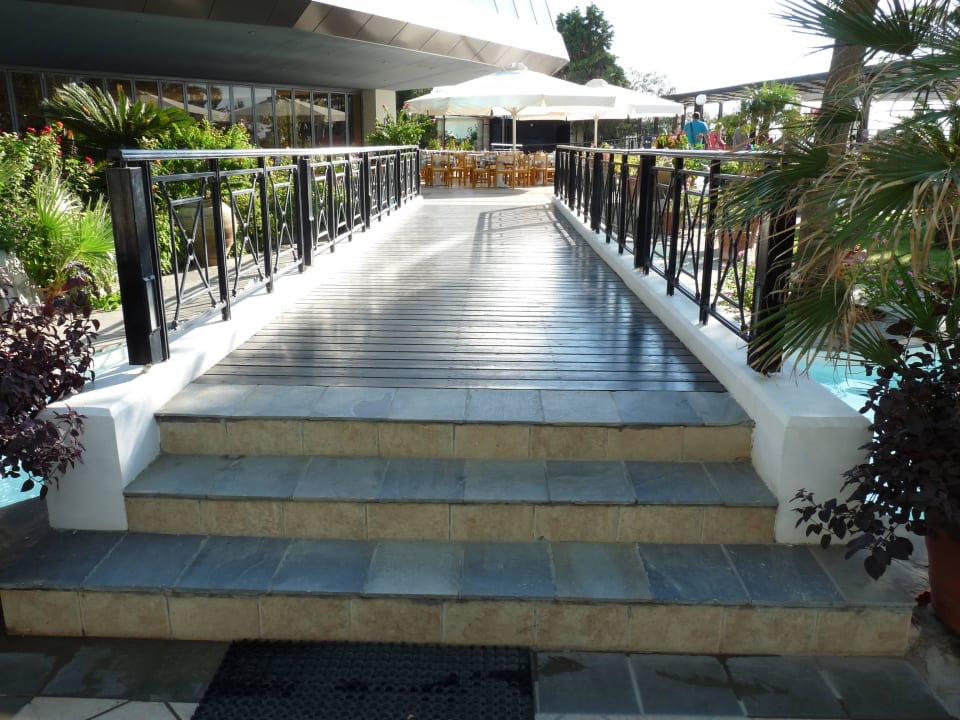 Eine Brücke über Poolanlage Hotel Calypso Beach