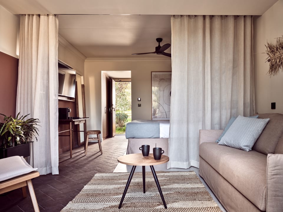 Zimmer Domes Aulūs Zante, Autograph Collection