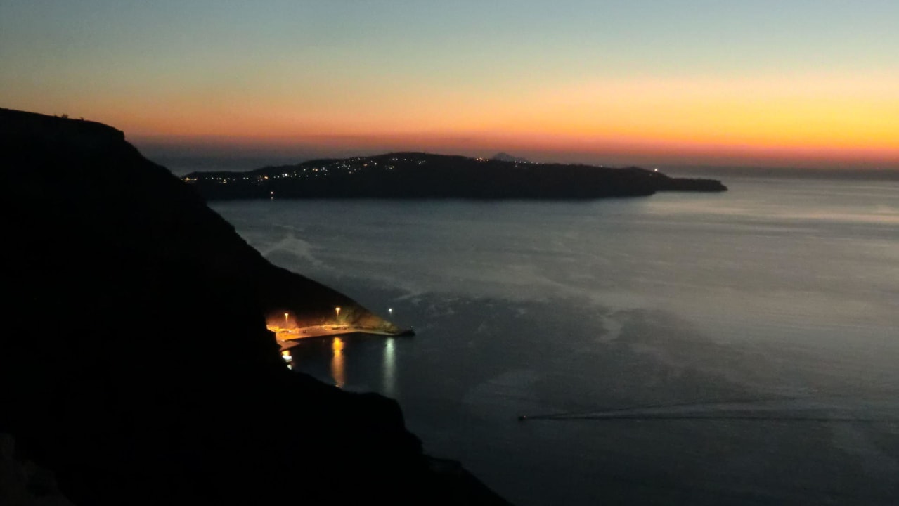 Blich zum Hafen Lilium Santorini Hotel