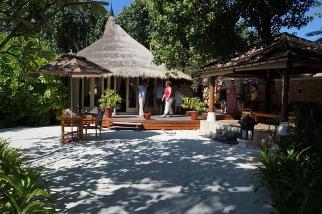Blick vom Strand auf die Villa Banyan Tree Vabbinfaru