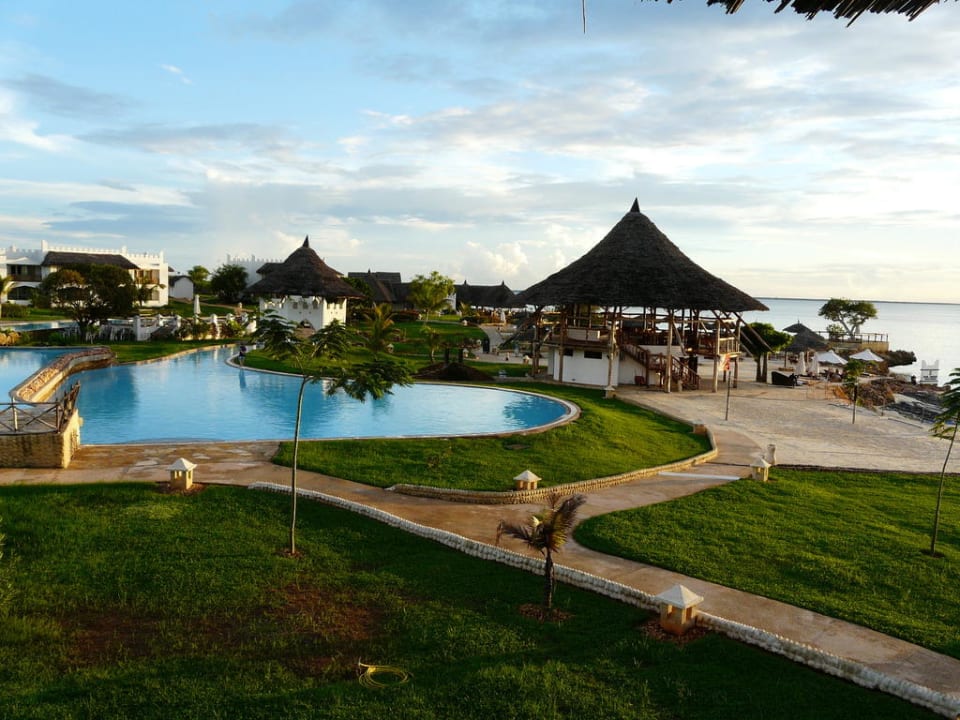 Unterer Pool mit Strandbar Royal Zanzibar Beach Resort