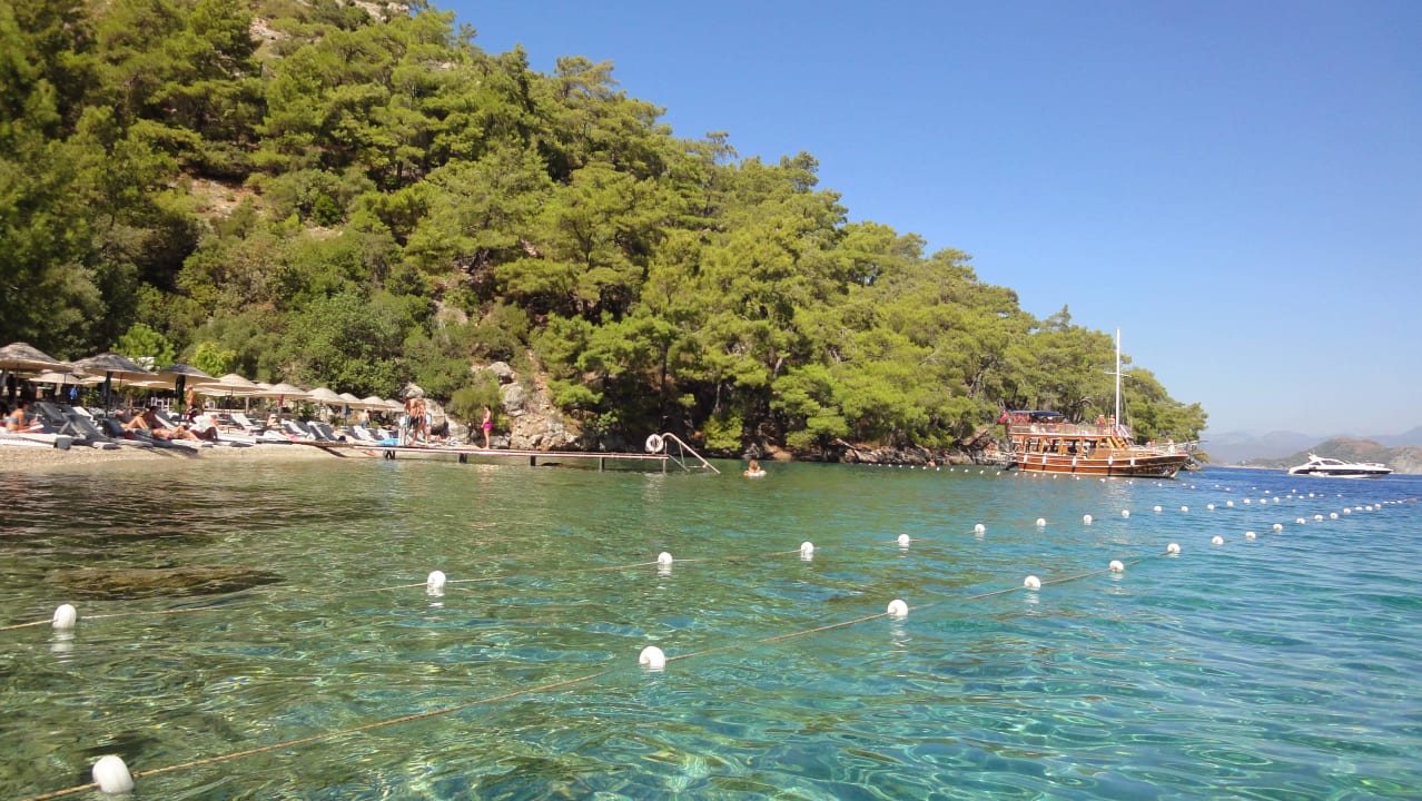 2. Strand Hillside Beach Club