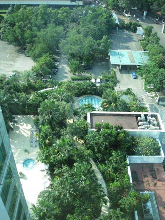 Blick zur Einfahrt und Poolanlage Hotel Mulia Senayan, Jakarta
