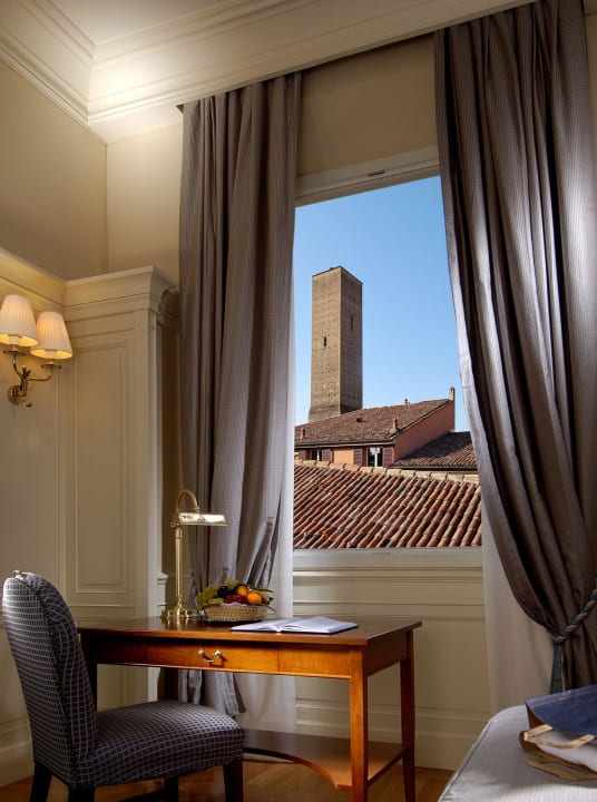 Vista sulla torre Hotel Corona d' Oro