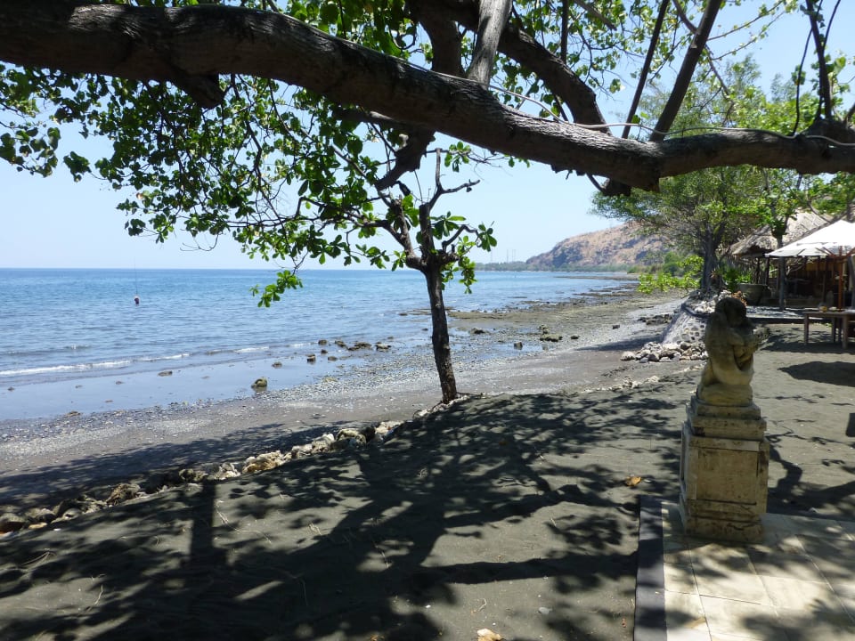 Schwarzer sand - sehr heiß unter den Füßen Hotel Matahari Beach Resort & Spa