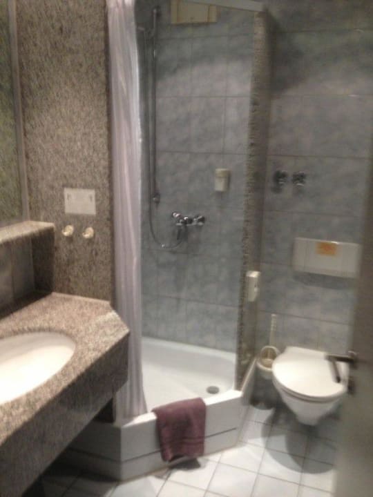 Badezimmer, klein aber sauber Hotel Blaubeurer Tor