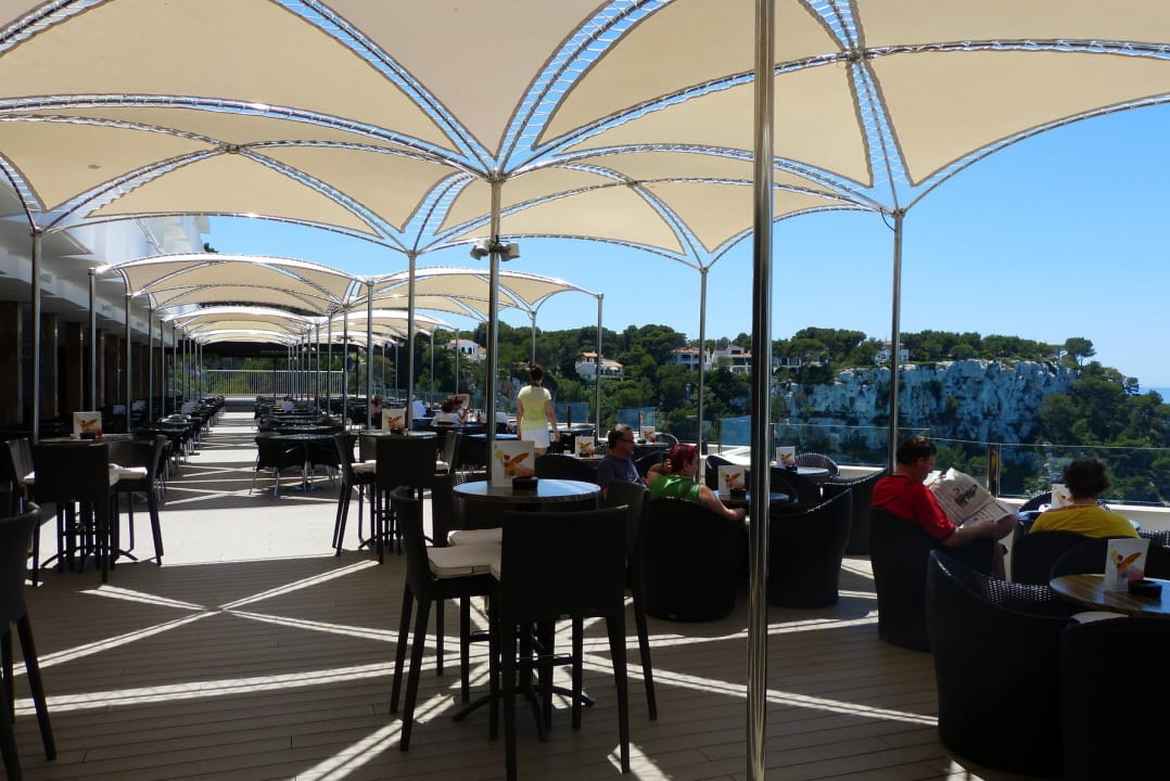 Terrasse mit Restaurant und Bar in Etage "H" Meliá Cala Galdana