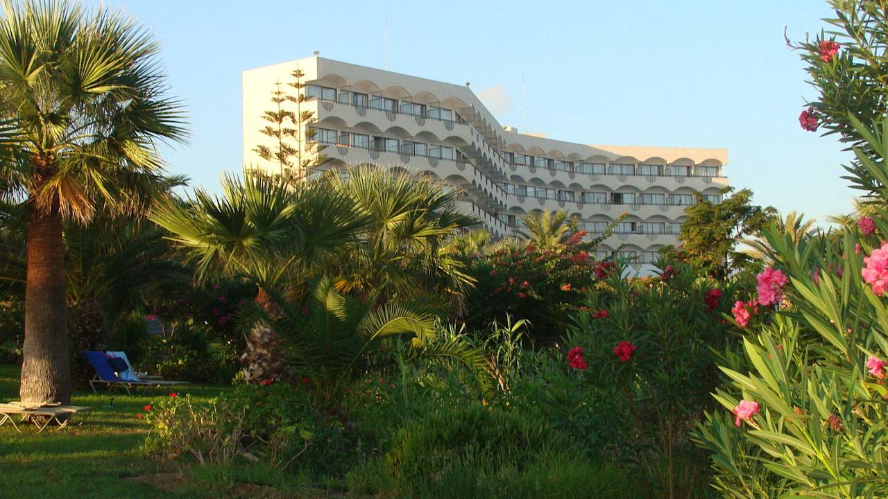 Pohled na hotel ze zahrady Crystal Springs Beach Hotel