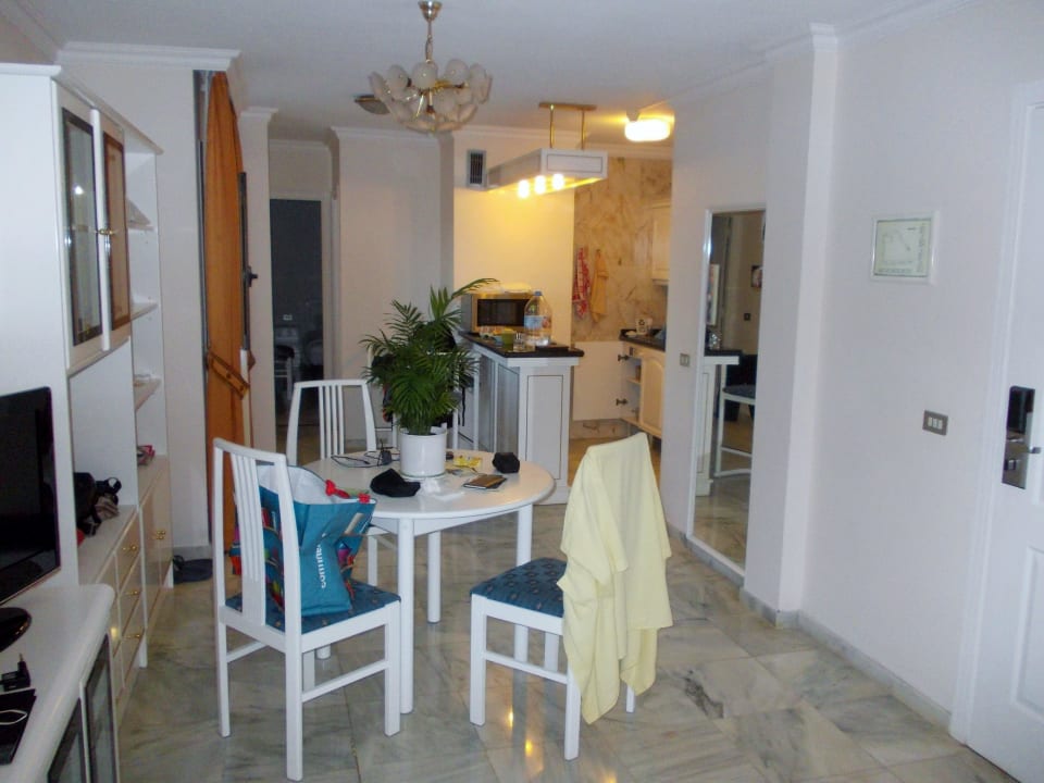 Küche mit Theke und Teilbereich Wohnzimmer Apartamentos Casablanca