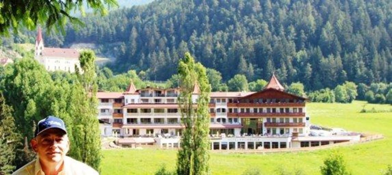 Blick von Ehrenburg aus mit Gast Erhard  Kronblick - Well-being Hotel