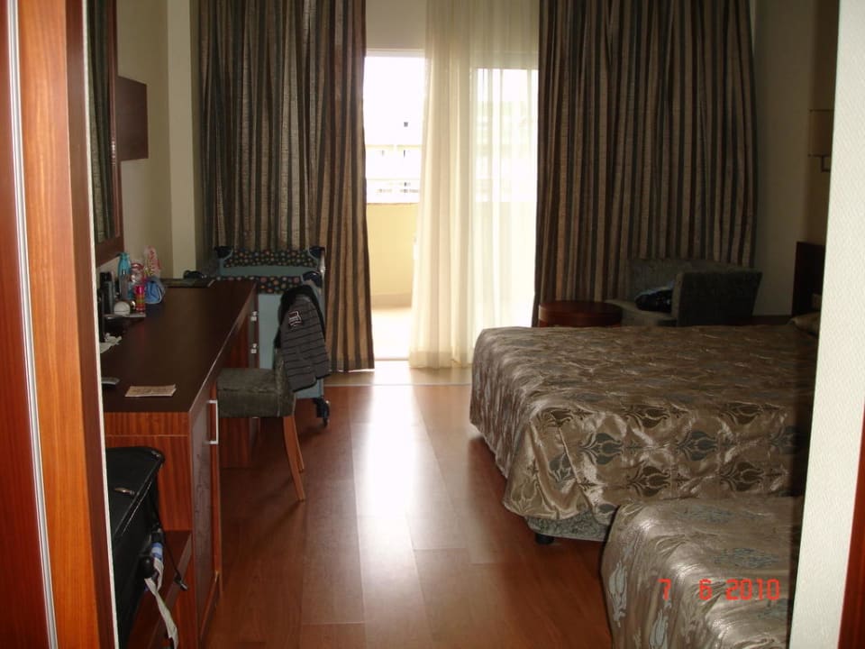 Zimmer 1412  mit  Babybett im Hintergrund Vita Silva Hotel