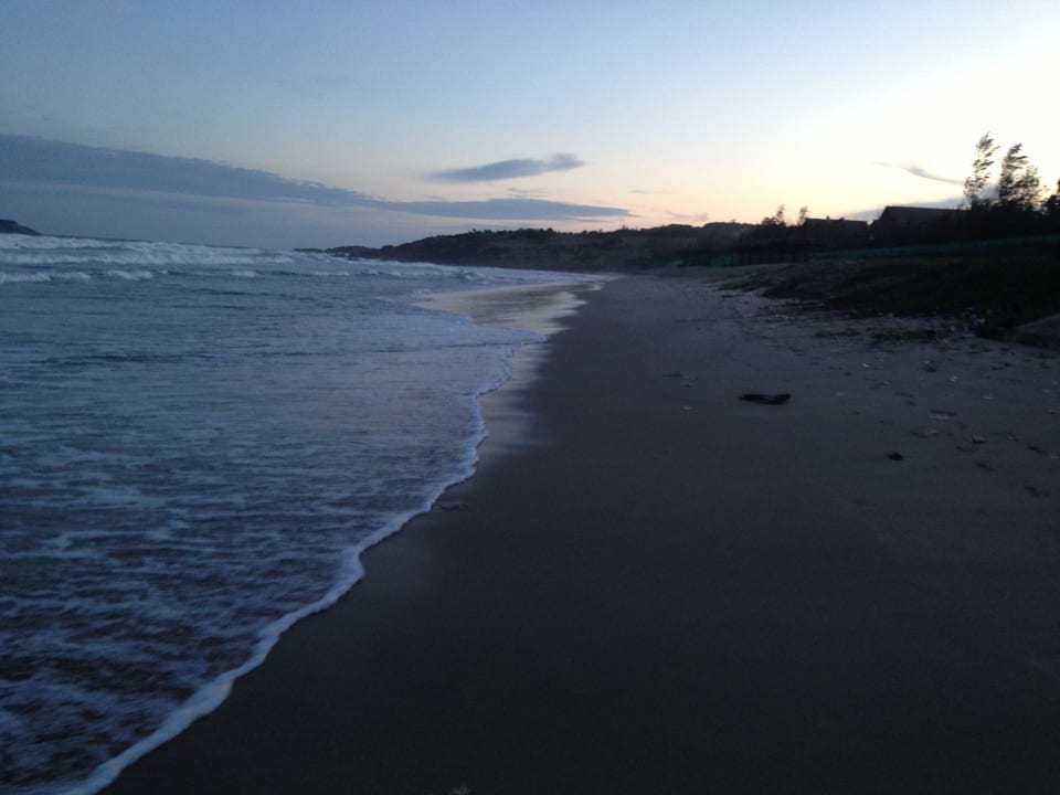 Strandblick vom Hotel nach rechts The Sailing Bay Mui Ne