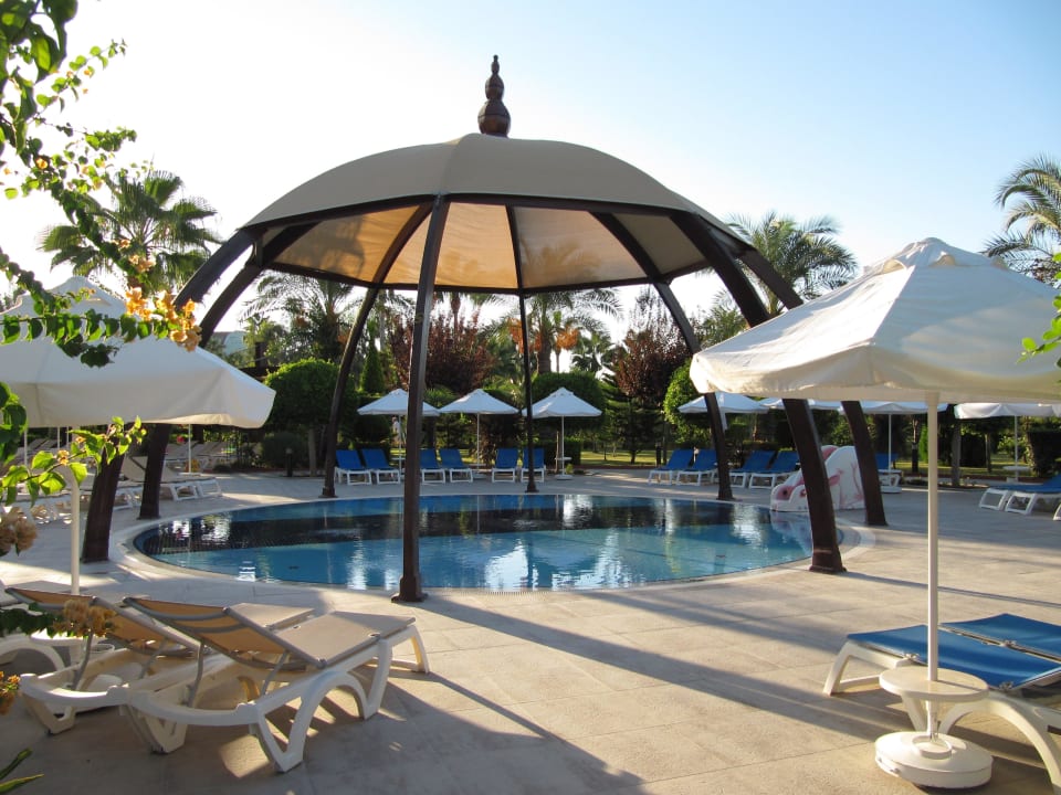 Kinderpool mit Sonnenschutz Saphir Resort & Spa