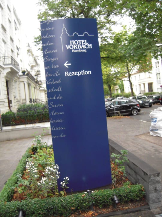 Schild zum Haupteingang Hotel Vorbach