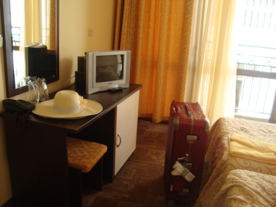 Kleiner TV, unten Minibar, Spieleg 1/3 Hotel Yavor Palace