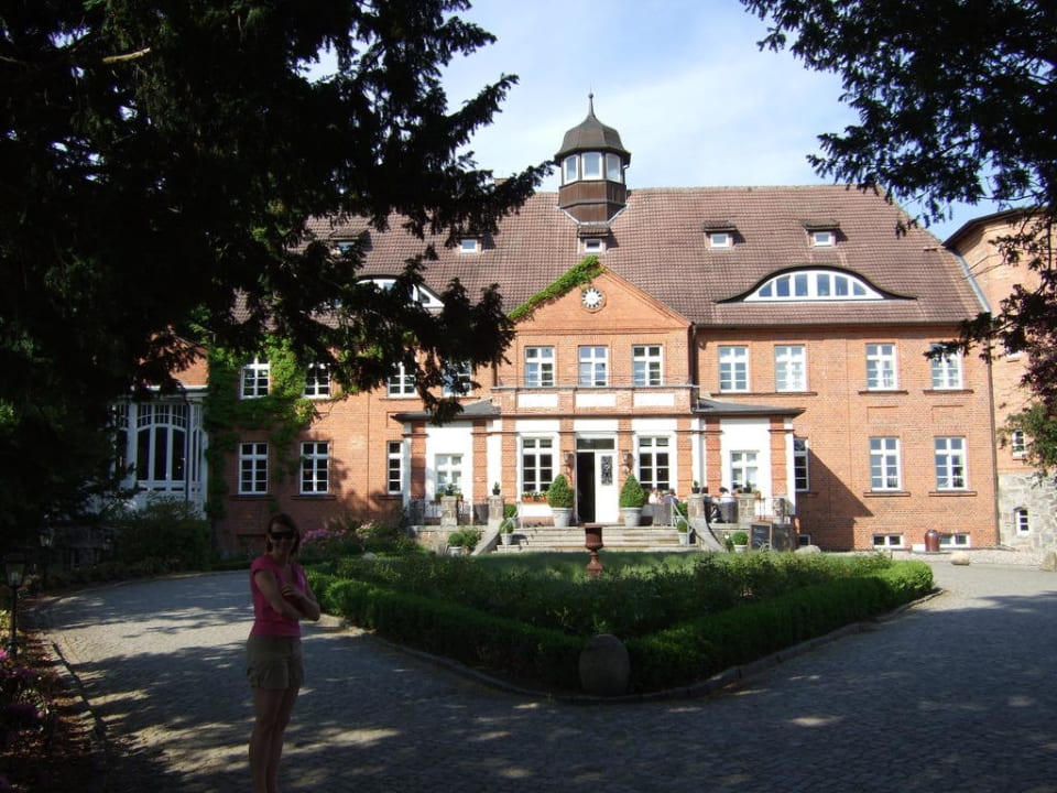 Zufahrt zum Hauptgebäude Schlosshotel Basthorst