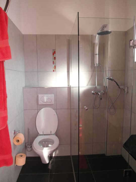 Modernes Bad mit Regendusche Die Frühstückspension